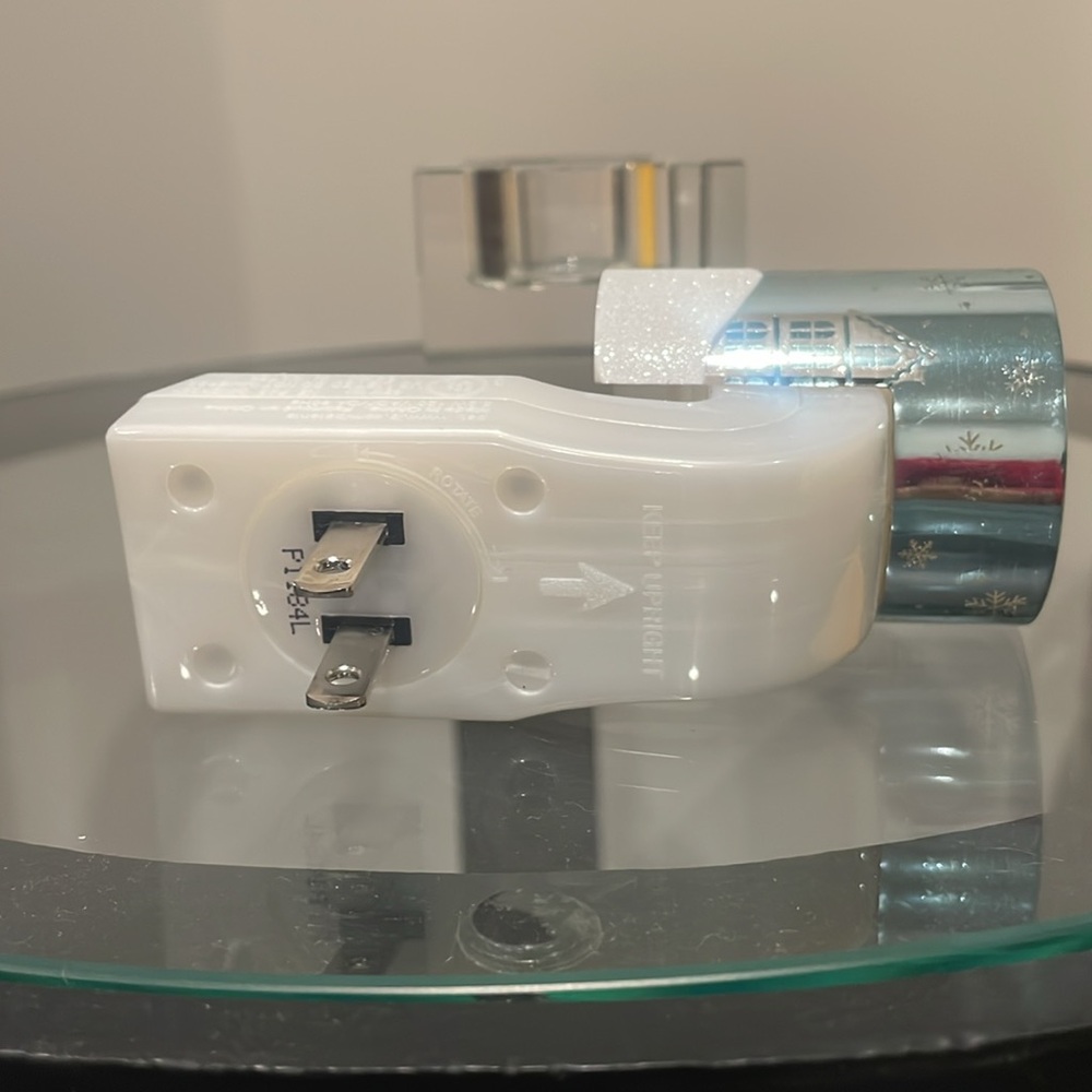 Bath & Body Works - Wallflower with a Winter Snow Scene - Picture 8 of 9